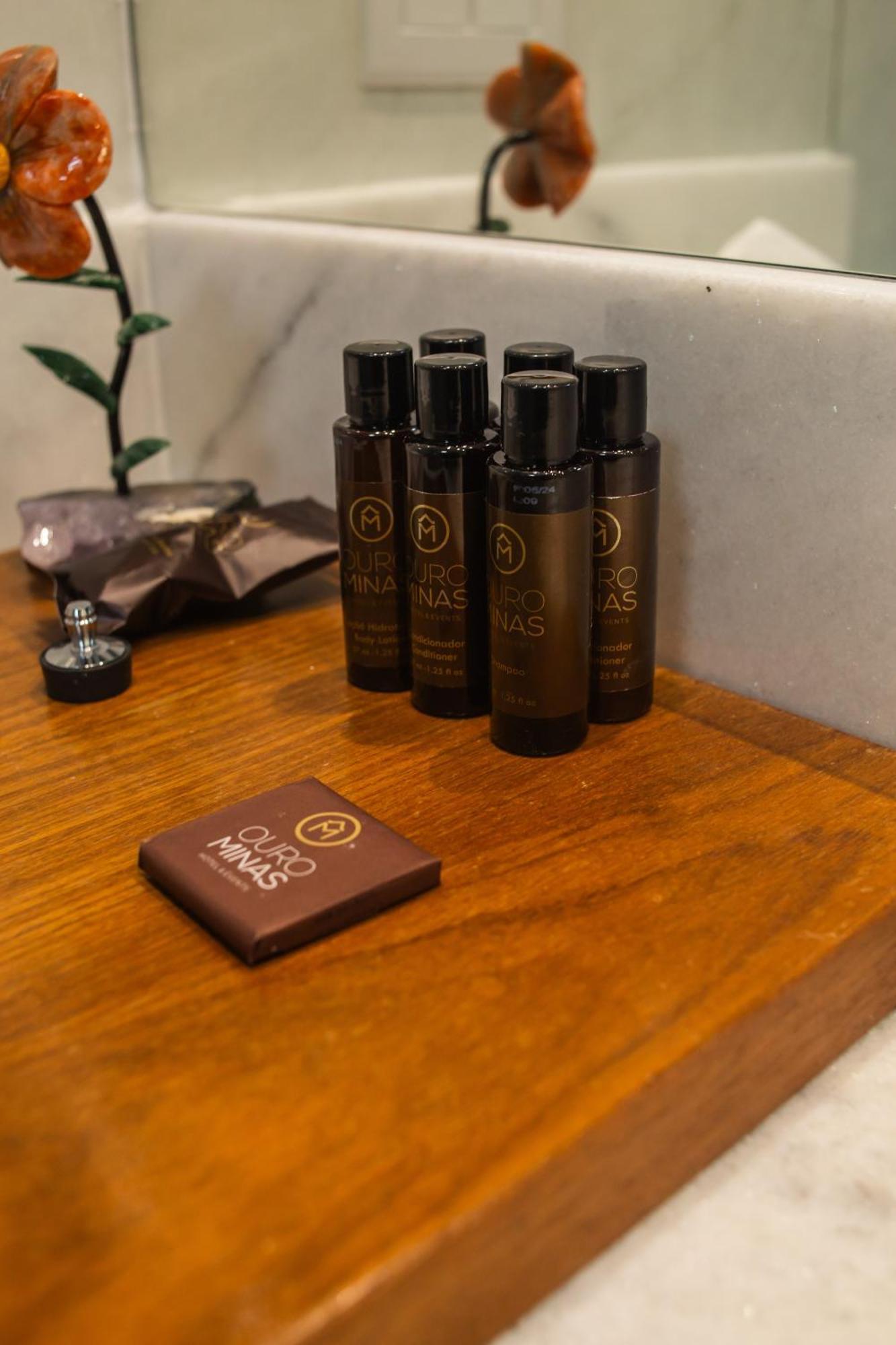 Ouro Minas Hotel Belo Horizonte, Dolce By Wyndham Buitenkant foto A chocolate bar and a bottle of wine