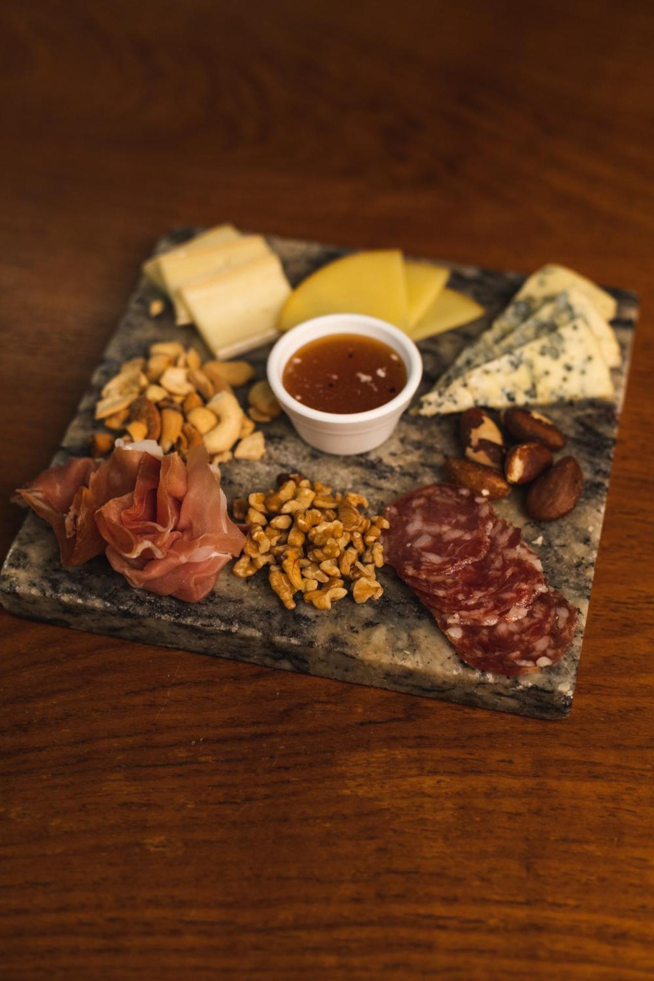 Ouro Minas Hotel Belo Horizonte, Dolce By Wyndham Buitenkant foto A cheese and sausage platter